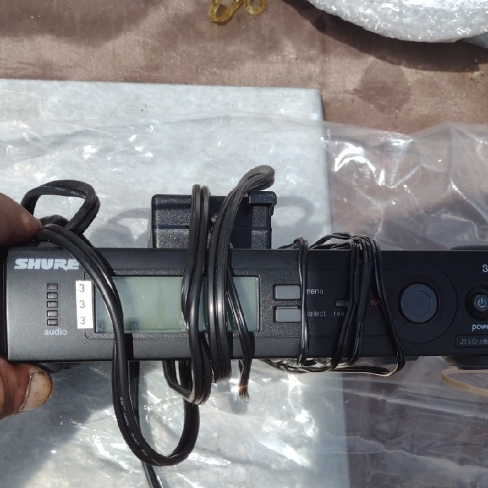 Shure Wireless UHF Microphone System NWOT